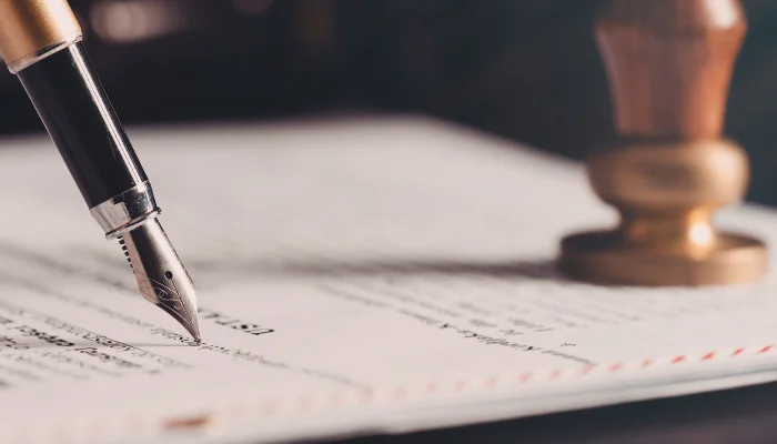 O que diz a lei sobre a merenda escolar representado por um papel e um martelo de audiência.