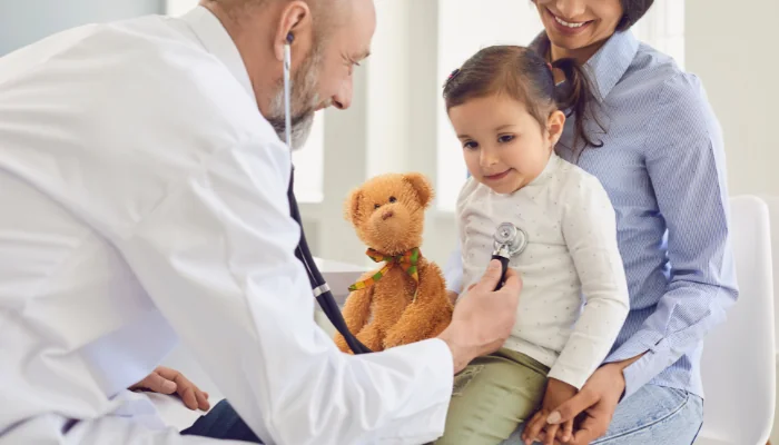 Conheça os Benefícios do Plano de Saúde representado por um médico atendendo uma criança.