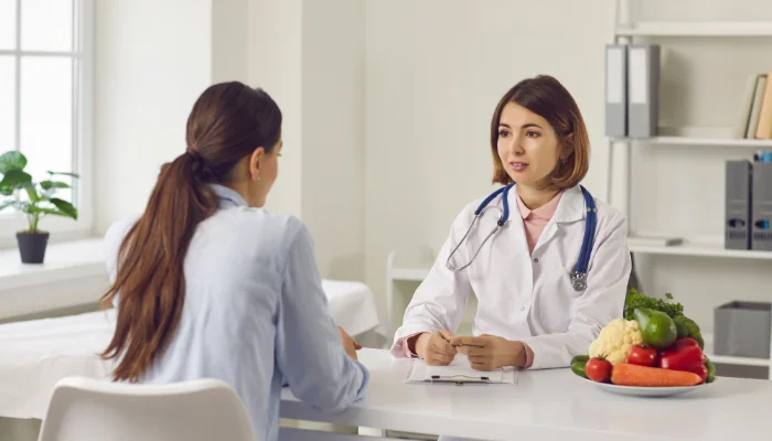 Planos de Saúde Específicos e Suas Coberturas representado por uma doutora atendendo uma paciente.