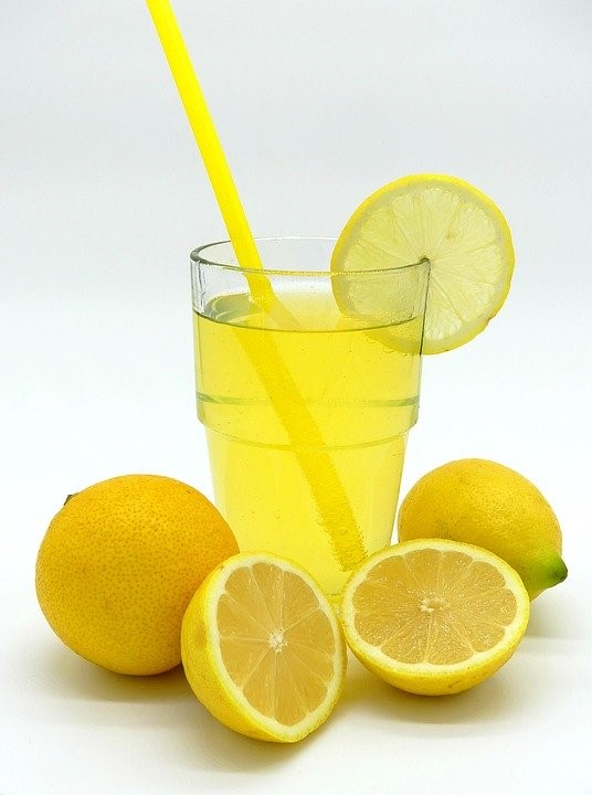 Conheça os 14 melhores benefícios da água com limão
