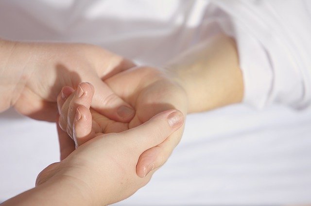 Dor na mão pode ser incapacitante, veja 5 maneiras de tratar