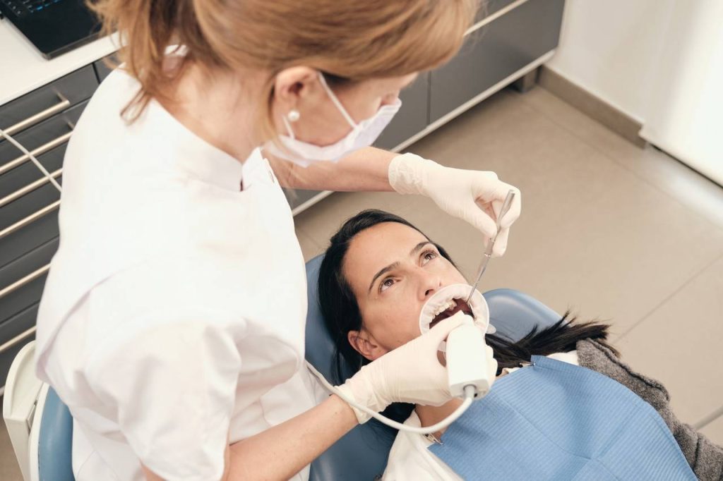 Dentista com paciente na maca