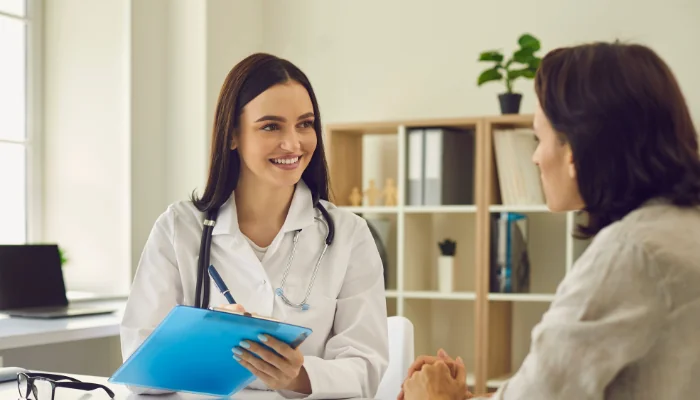 Contratação de Novo Plano ou Portabilidade representado por uma doutora conversando com paciente.