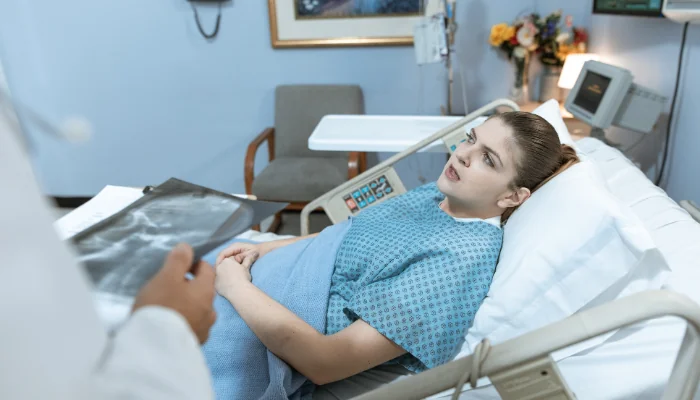 Paciente falando com médico sobre doenças preexistentes e carência para internação.