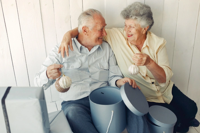 Casal de idosos comemora contratação de plano de saúde para idosos acima de 80 anos.