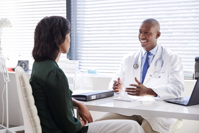 Médico conversa com paciente. Falando sobre como funciona o plano de saúde sulamérica.