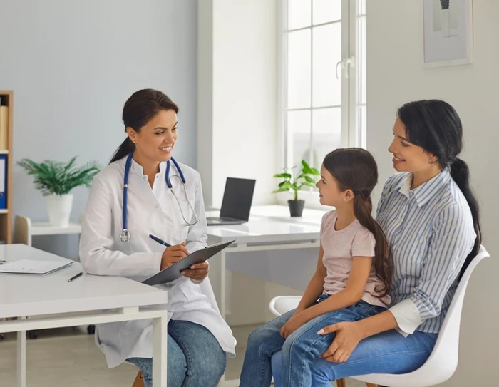 Médica atende mãe e sua filha em um consultório. Falando sobre como eu faço para marcar consulta no plano sulamérica saúde.