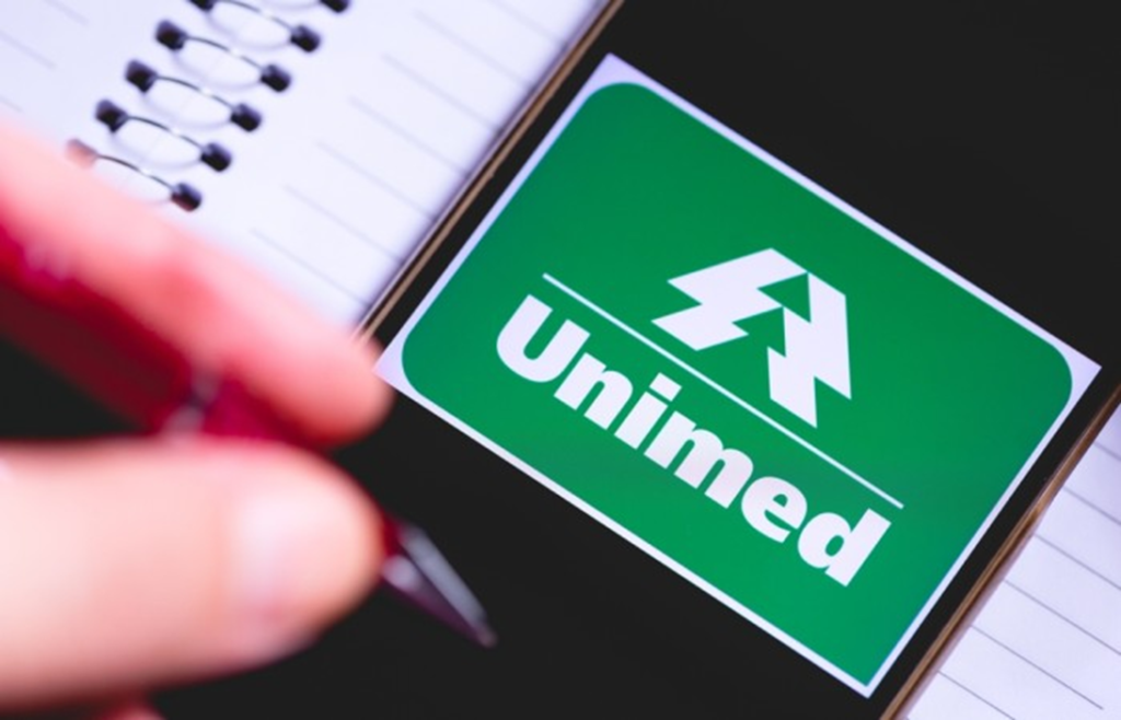 celular mostrando a logo da Unimed